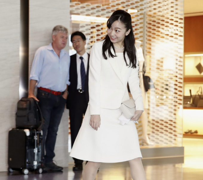 Công chúa xinh đẹp nhất Nhật Bản tỏa sáng tại sân bay với phong thái chuẩn mực, bắt đầu chuyến công du nước ngoài đầu tiên - Ảnh 3.