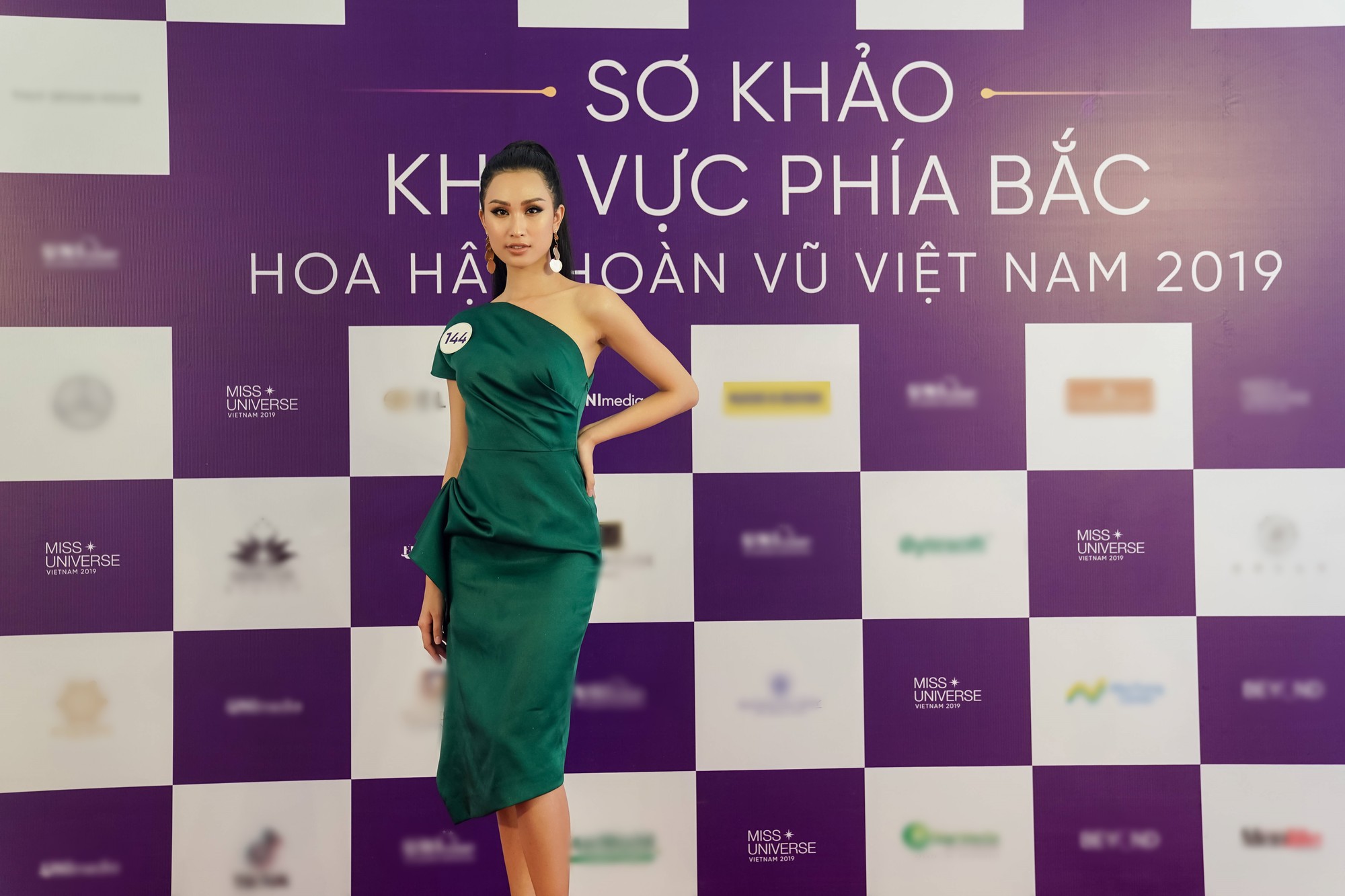 Thi sinh Hoa hau Hoan vu Viet Nam 2019 chup hinh o Backdrop (5)