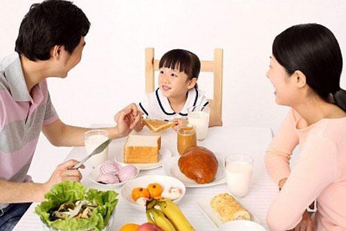 Bác sĩ dinh dưỡng chỉ ra 2 cách chuẩn bị bữa sáng lành mạnh, cân bằng cho trẻ - Ảnh 2.