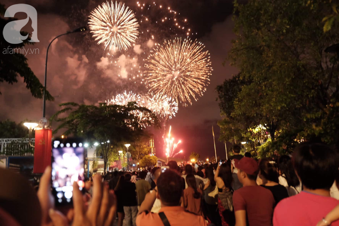 Ngắm nhìn những pháo hoa lung linh tại đêm rực rỡ của Sài Gòn đúng là trải nghiệm tuyệt vời nhất. Ảnh liên quan sẽ khiến bạn chao đảo với màn bắn pháo hoa sáng tạo, lung linh phong cách TP.HCM.