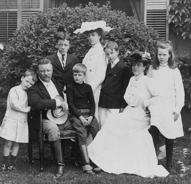 800px-Theodore_Roosevelt_and_family_1903-640x617