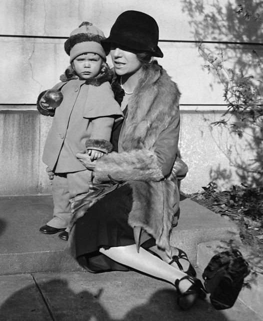 alice-roosevelt-longworth-on-her-43rd-birthday-in-1927-with-her-daughter-paulina-age-2-the-childs-biological-father-was-senator-william-borah-526x640
