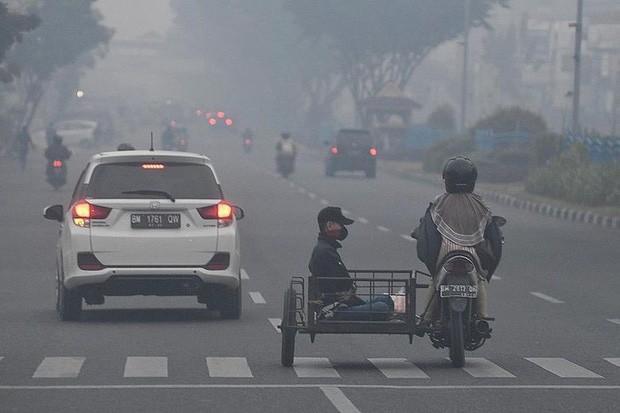  Indonesia: Chất lượng không khí của thủ đô khói mù xuống thấp kỷ lục - Ảnh 1.