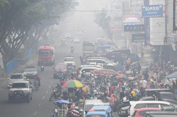  Indonesia: Chất lượng không khí của thủ đô khói mù xuống thấp kỷ lục - Ảnh 2.