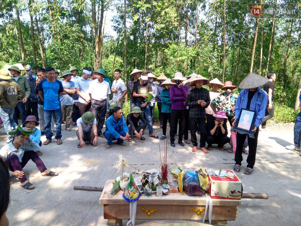 Lặng người trước hình ảnh chiếc bánh ngọt nằm trên linh cữu bé trai tử vong cùng mẹ và em gái: Thằng bé ra đi đúng vào ngày sinh nhật - Ảnh 3.