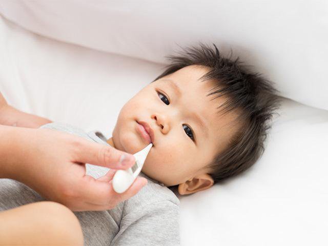 Làm gì khi trẻ bị sốt: Cha mẹ có con nhỏ nên biết sớm những phương pháp làm mát vật lý này - Ảnh 3.