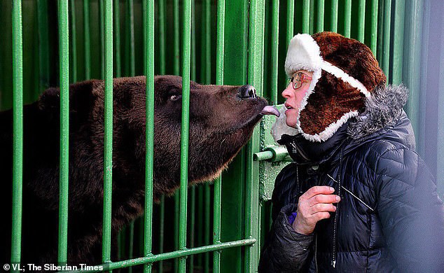 Nổi tiếng với khả năng có thể tương tác và hôn gấu ở vườn thú, người phụ nữ bị chính con vật này tấn công đến mất một chân - Ảnh 1.