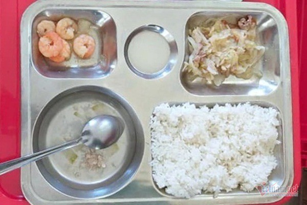 Lùm xùm suất cơm tiểu học 27.000 đồng "hẻo" thức ăn - Ảnh 1. Lùm xùm suất cơm tiểu học 27.000 đồng "hẻo" thức ăn - Ảnh 1.