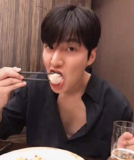 Người thừa kế, Lee Min Ho, cách ăn. Xem ảnh về Lee Min Ho khi tận hưởng những món ăn ngon với phong cách thượng lưu điển trai sẽ khiến bạn muốn tham gia bữa tiệc của anh ấy. Hãy cùng nhìn thấy Lee Min Ho hưởng thụ ẩm thực và tìm hiểu cách anh ấy thưởng thức những món ăn ngon nhất.