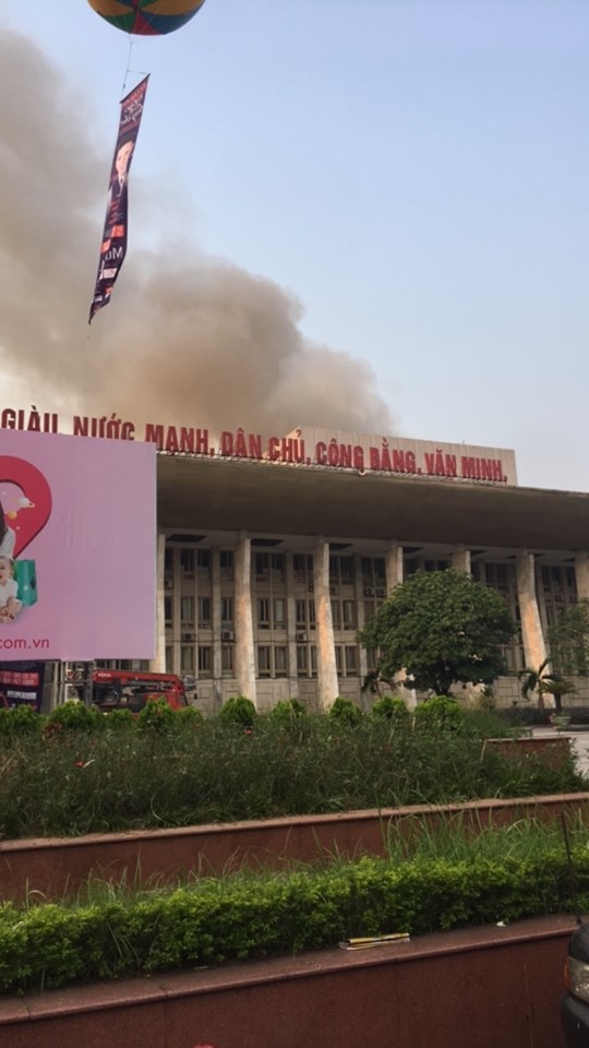 Cháy lớn tại sân khấu chuẩn bị cho chương trình ca nhạc tối nay ở Cung Văn hóa Hữu Nghị Việt Xô - Ảnh 4.