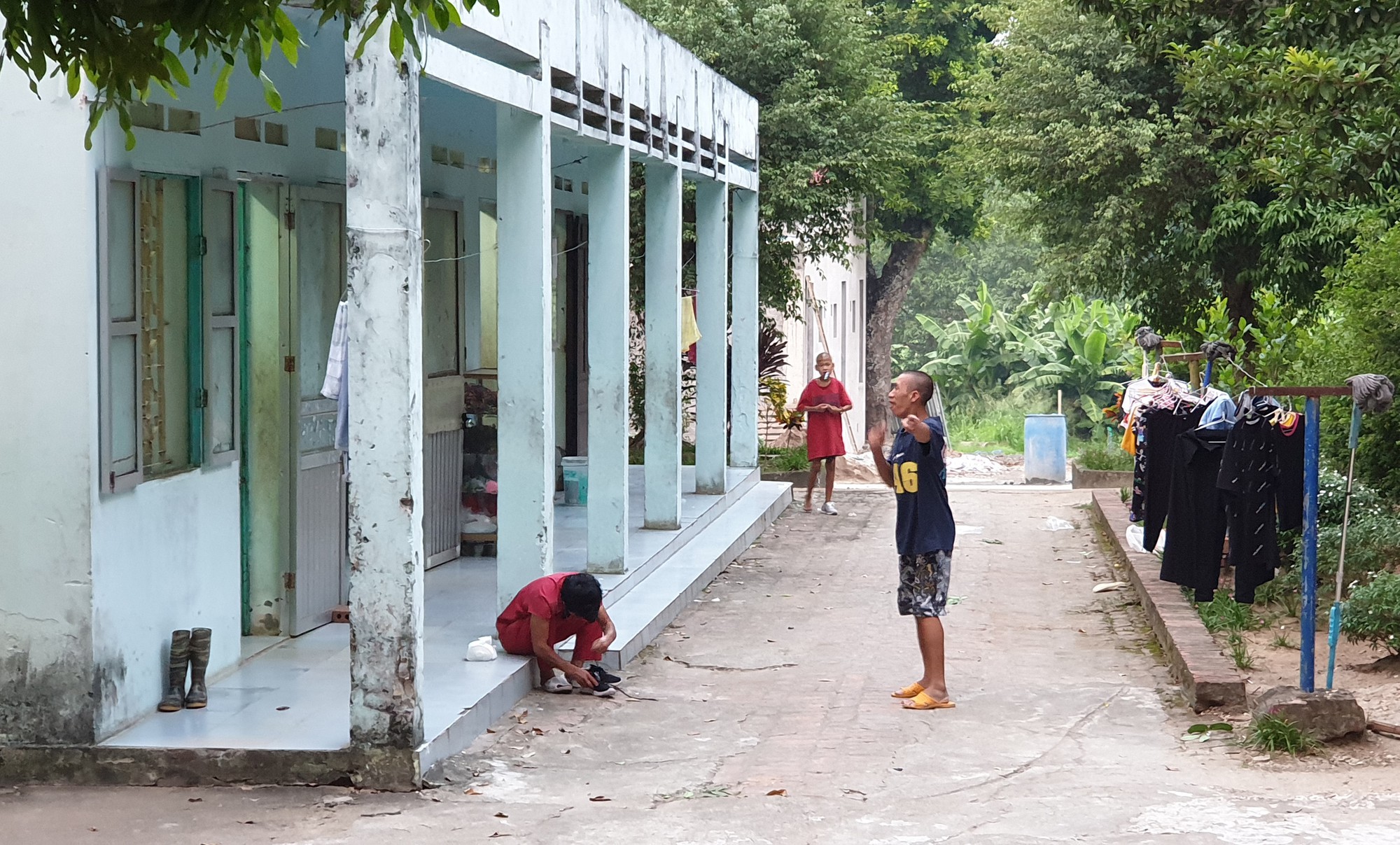 Vụ cán bộ Trung tâm nuôi dưỡng người già và trẻ tàn tật ăn chặn hàng từ thiện: Dân trong vùng biết lâu rồi?! - Ảnh 2.