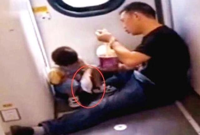 Cậu bé 3 tuổi đòi ăn trên tàu hỏa, hai bố con đã được mọi người khen ngợi nhờ những hành động rất đơn giản này - Ảnh 1.