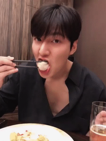 Fan của Lee Min Ho cần xem ảnh chàng ăn đầy đặn cùng với những món đặc sản tuyệt vời. Trông anh ấy thật hạnh phúc khi được thưởng thức các món ăn ngon tại nhà hàng yêu thích của mình.