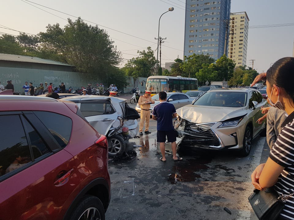 Xe Lexus đ&acirc;m li&ecirc;n ho&agrave;n 2 &ocirc; t&ocirc; v&agrave; 2 xe m&aacute;y đang dừng đ&egrave;n đỏ - Ảnh 1.