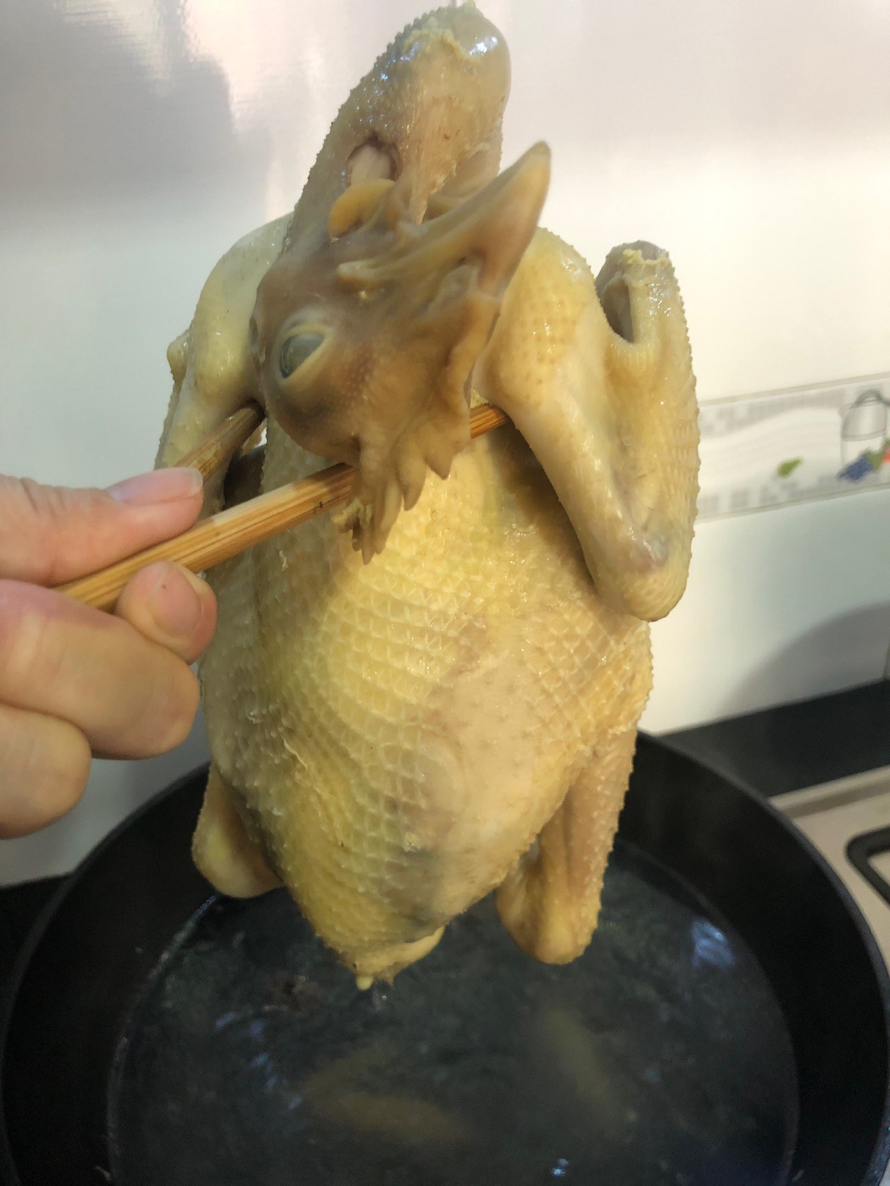 Luộc gà theo cách này đảm bảo ai ăn cũng khen ngon lạ