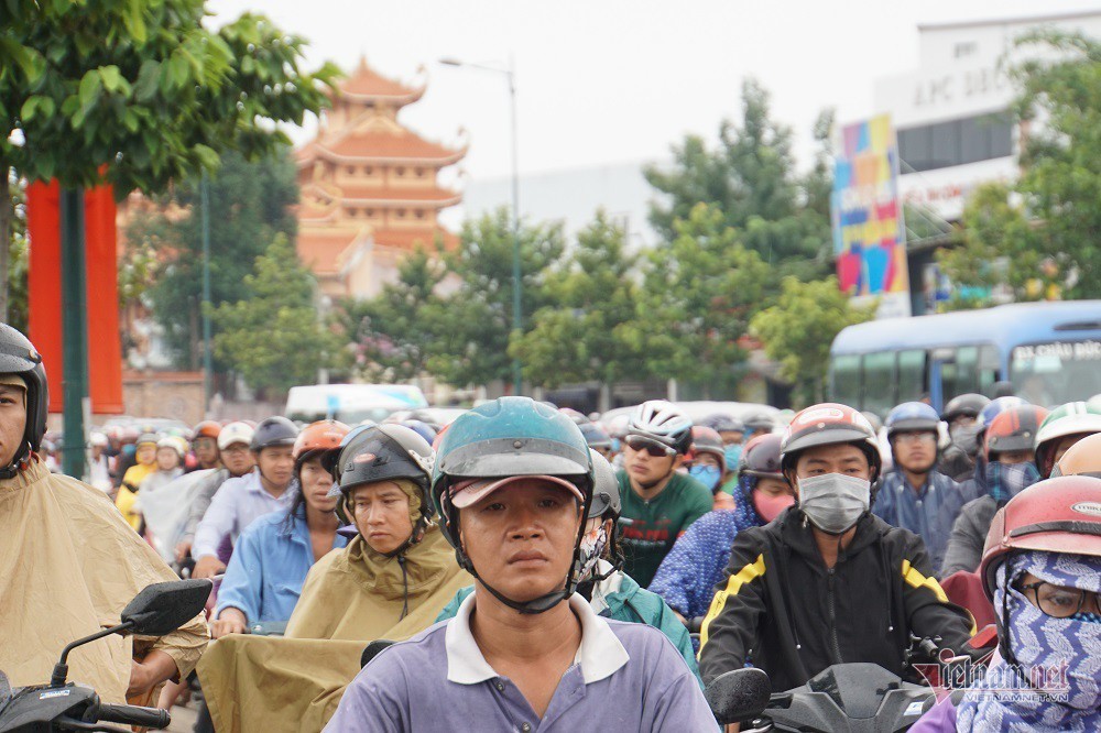 Chôn chân hàng giờ trên đường Sài Gòn ngày đầu đi làm sau nghỉ lễ - Ảnh 12.