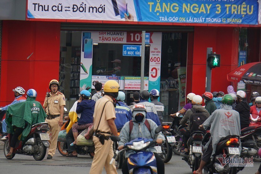 Chôn chân hàng giờ trên đường Sài Gòn ngày đầu đi làm sau nghỉ lễ - Ảnh 13.