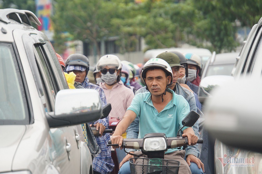 Chôn chân hàng giờ trên đường Sài Gòn ngày đầu đi làm sau nghỉ lễ - Ảnh 14.