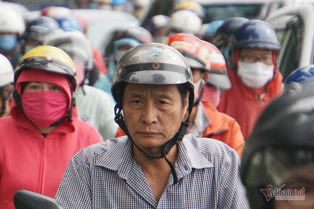 Chôn chân hàng giờ trên đường Sài Gòn ngày đầu đi làm sau nghỉ lễ - Ảnh 16.