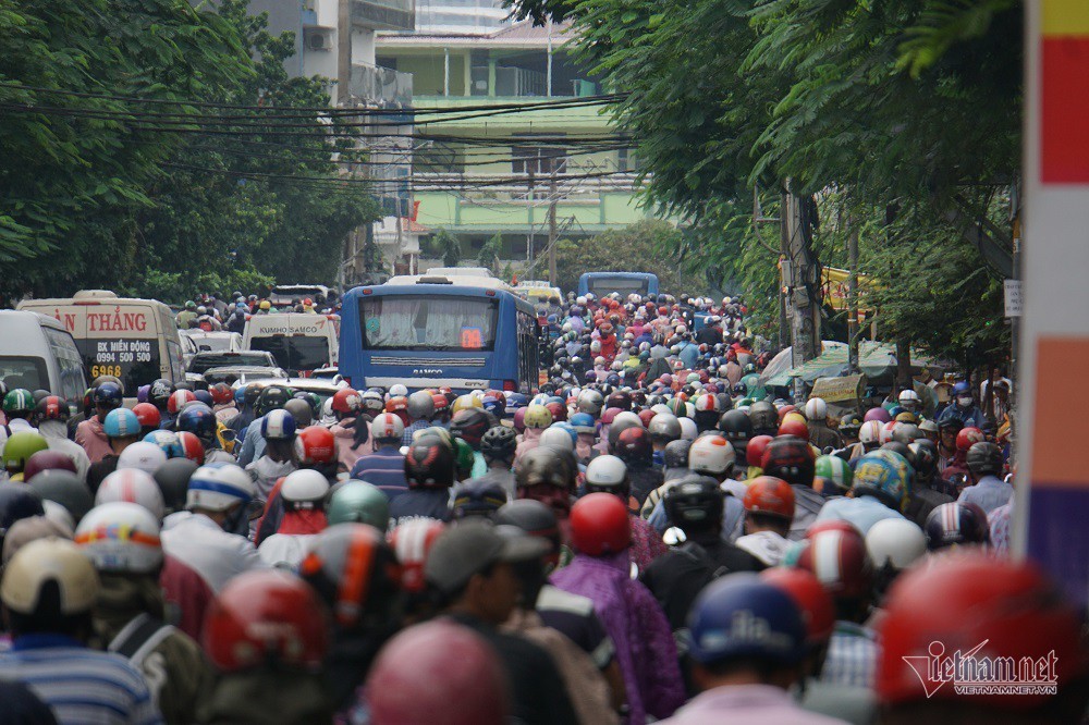 Chôn chân hàng giờ trên đường Sài Gòn ngày đầu đi làm sau nghỉ lễ - Ảnh 3.