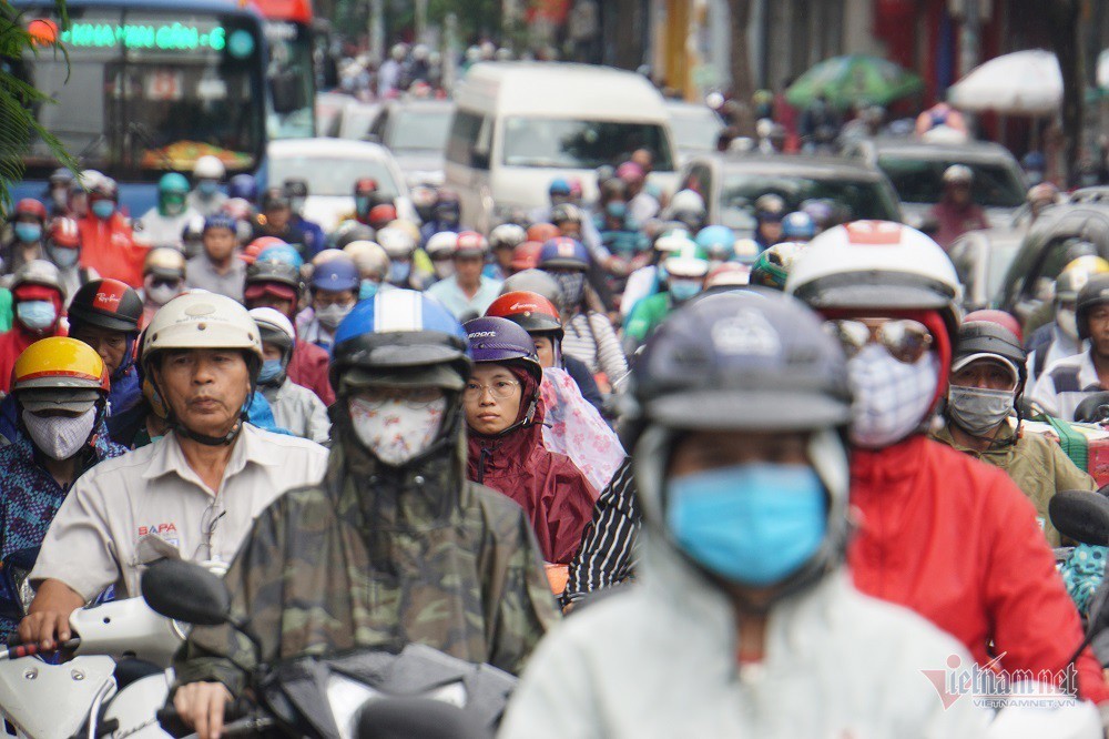 Chôn chân hàng giờ trên đường Sài Gòn ngày đầu đi làm sau nghỉ lễ - Ảnh 4.