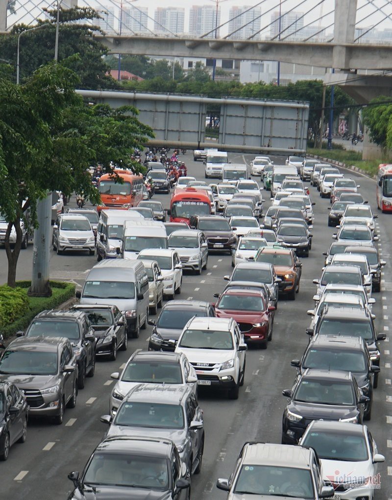 Chôn chân hàng giờ trên đường Sài Gòn ngày đầu đi làm sau nghỉ lễ - Ảnh 5.