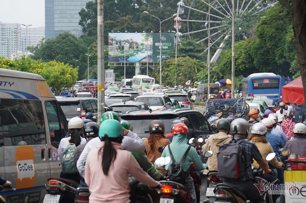 Chôn chân hàng giờ trên đường Sài Gòn ngày đầu đi làm sau nghỉ lễ - Ảnh 7.