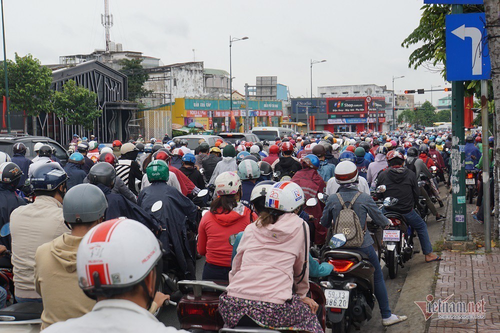 Chôn chân hàng giờ trên đường Sài Gòn ngày đầu đi làm sau nghỉ lễ - Ảnh 10.