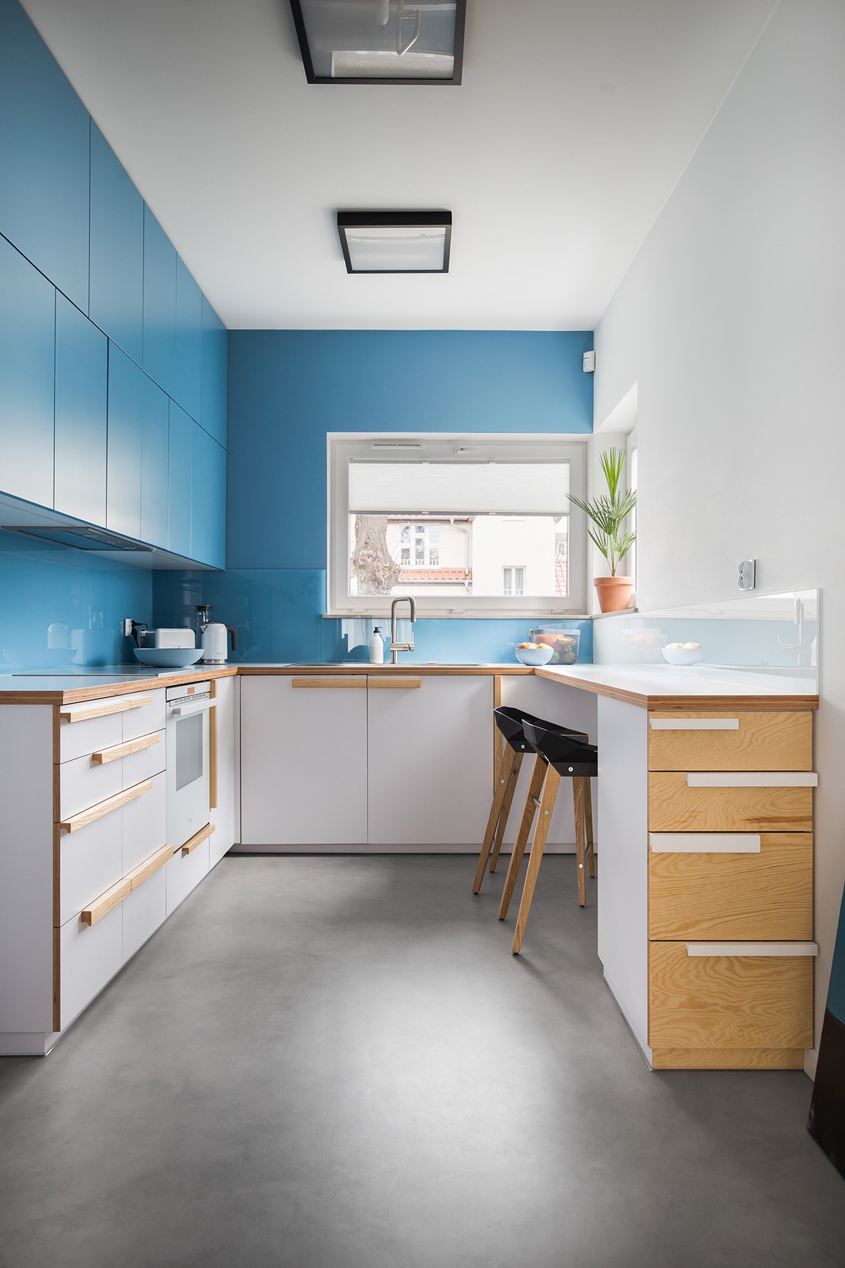 u-shaped-blue-kitchen