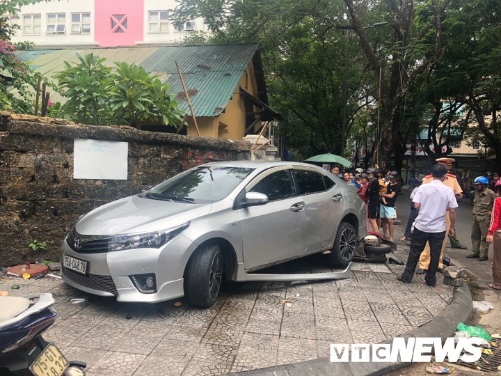 Nữ tài xế đạp nhầm chân ga, ô tô lao lên vỉa hè tông liên tiếp 3 người - Ảnh 1. Nữ tài xế đạp nhầm chân ga, ô tô lao lên vỉa hè tông liên tiếp 3 người - Ảnh 1.