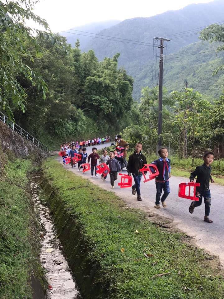 Em bé vùng cao với tình cảm chân thành và sự trong sáng đầy đáng yêu sẽ khiến bạn không thể quên được. Hãy đến với những bức ảnh tuyệt vời này để trải nghiệm niềm vui và sự trong sáng của cuộc sống đồi núi.