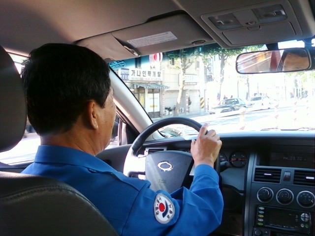 Nhặt được tiền khách bỏ quên trên xe, tài xế taxi ở Đà Nẵng trả lại khổ chủ được báo Hàn tấm tắc khen ngợi - Ảnh 1.