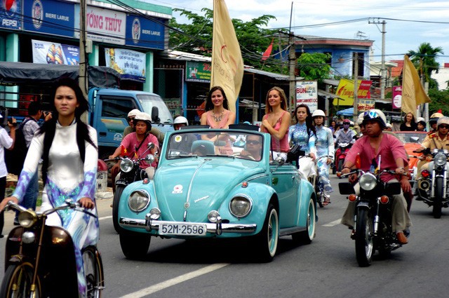 Hoa hậu Trần Tiểu Vy tham gia diễu hành xe cổ qua các di sản thế giới - Ảnh 4.