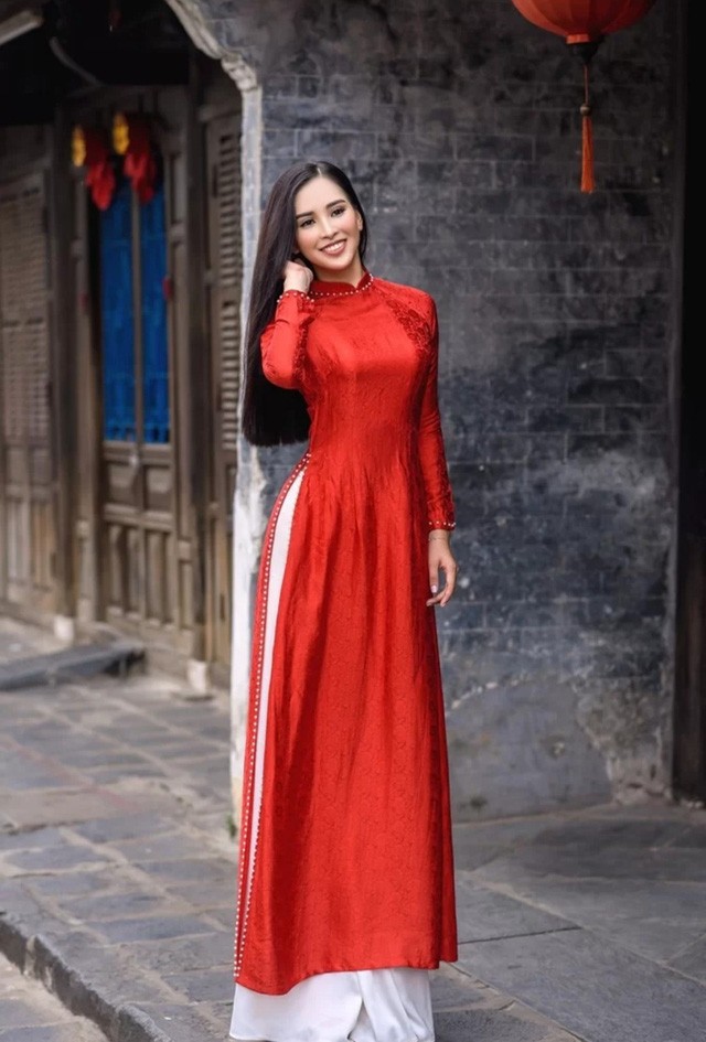 Hoa hậu Trần Tiểu Vy tham gia diễu hành xe cổ qua các di sản thế giới - Ảnh 7.