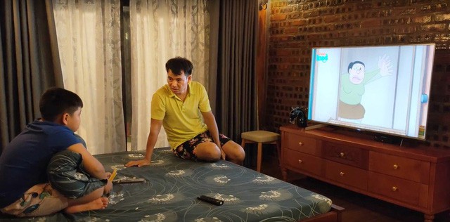 Con trai Xuân Bắc làm bố cứng họng khi giải thích lý do dùng Smart TV - Ảnh 2.