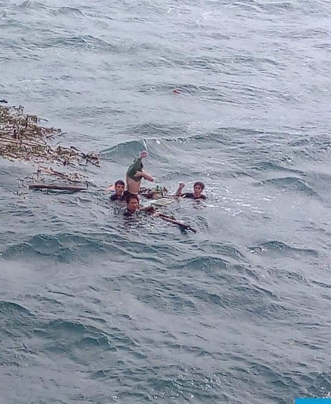 Tàu cá Nghệ An bị chìm trên biển Quảng Bình: Vợ khóc ngất gọi tên chồng - Ảnh 2.