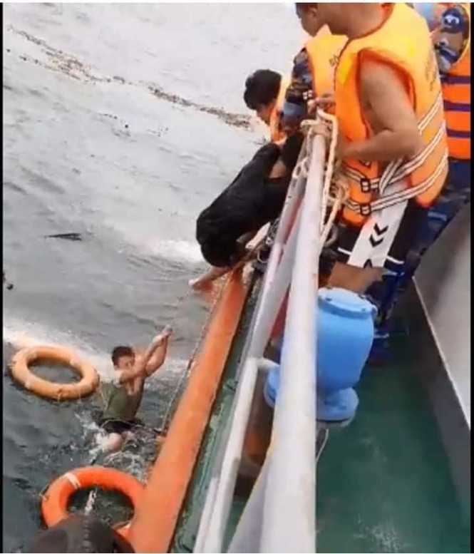 Tàu cá Nghệ An bị chìm trên biển Quảng Bình: Vợ khóc ngất gọi tên chồng - Ảnh 3.