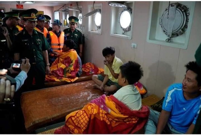 Tàu cá Nghệ An bị chìm trên biển Quảng Bình: Vợ khóc ngất gọi tên chồng - Ảnh 5.