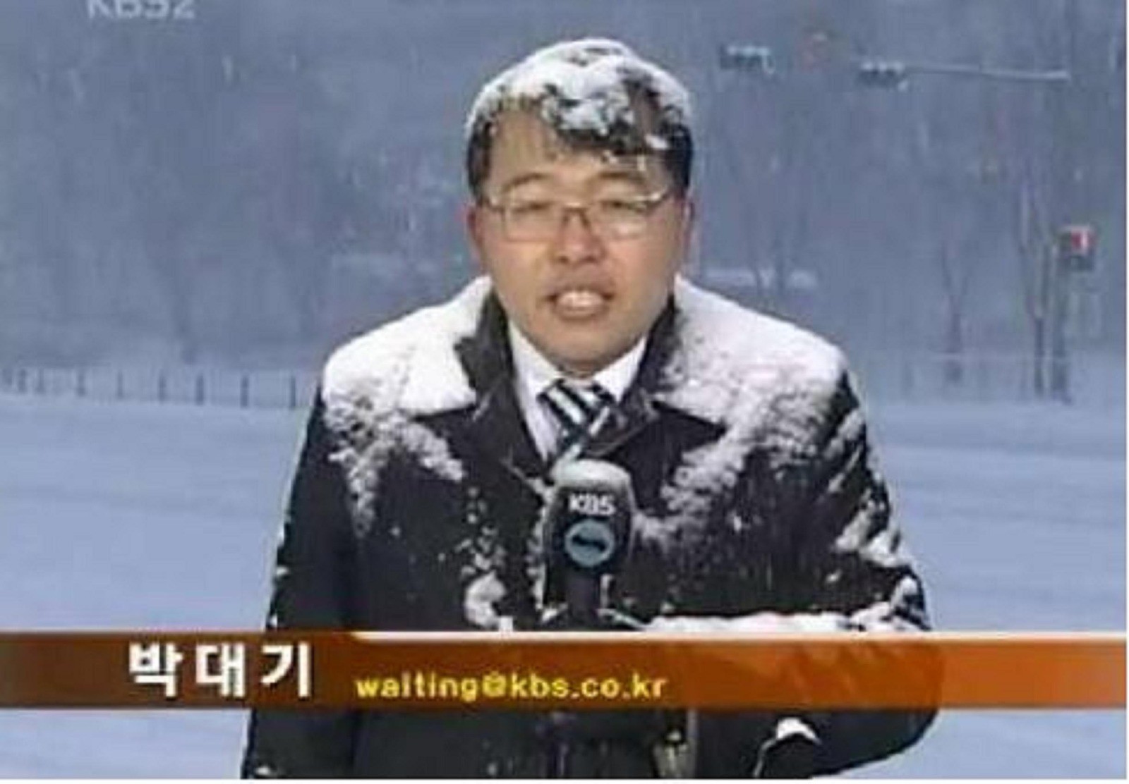 Bão Ling Ling đổ bộ Hàn Quốc gây thiệt hại lớn, đài MBC cử ngay MC xinh đẹp làm clip giả định bị gió quật tơi bời &quot;gây sốt&quot; cộng đồng mạng - Ảnh 5.