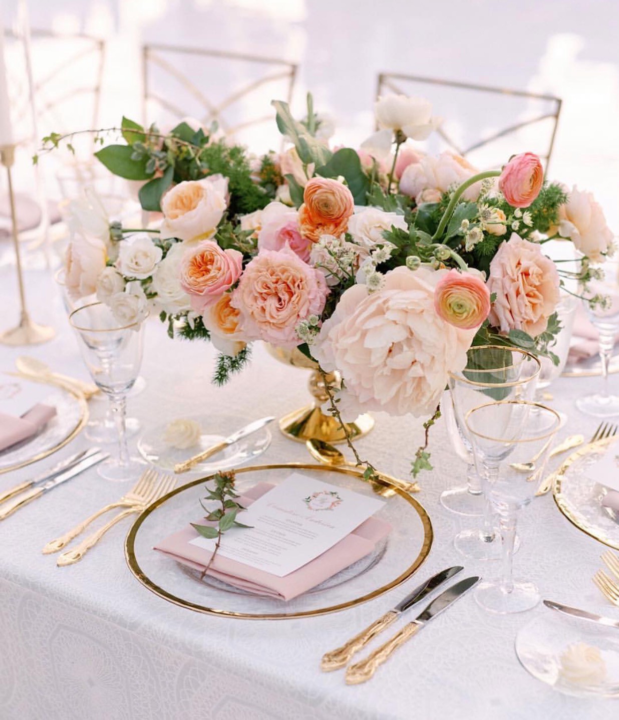 Свадебные столы гостей. Украшение свадебного стола. Свадебные композиции из цветов на стол. Украшение стола цветочными композициями. Композиции на столы гостей.