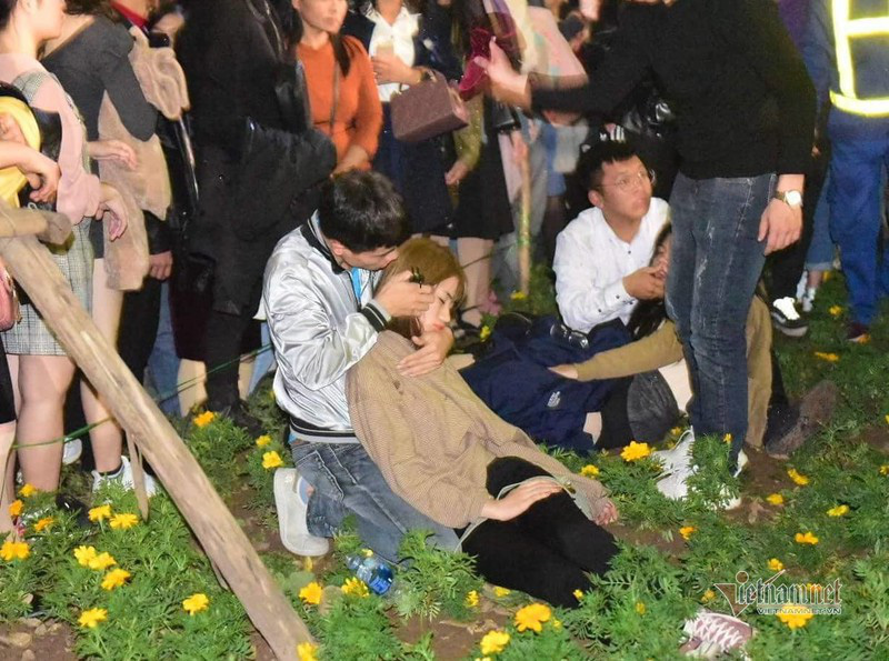 Nhiều thiếu nữ ngất xỉu bên vườn hoa Hà Nội sau khi chen lấn đón năm mới - Ảnh 13.