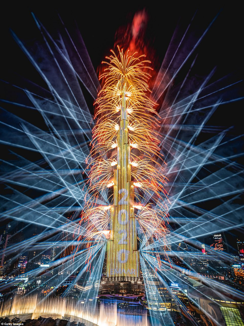 Mãn nhãn với khoảnh khắc đón giao thừa, chào năm 2020 của các nước: Khải Hoàn Môn đẹp như mơ, Tòa tháp chọc trời Dubai lung linh khó tin - Ảnh 24.