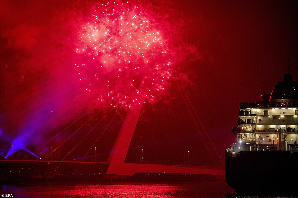 Mãn nhãn với khoảnh khắc đón giao thừa, chào năm 2020 của các nước: Khải Hoàn Môn đẹp như mơ, Tòa tháp chọc trời Dubai lung linh khó tin - Ảnh 6.