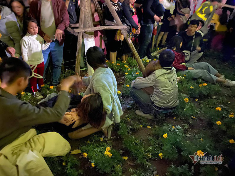 Nhiều thiếu nữ ngất xỉu bên vườn hoa Hà Nội sau khi chen lấn đón năm mới - Ảnh 9.