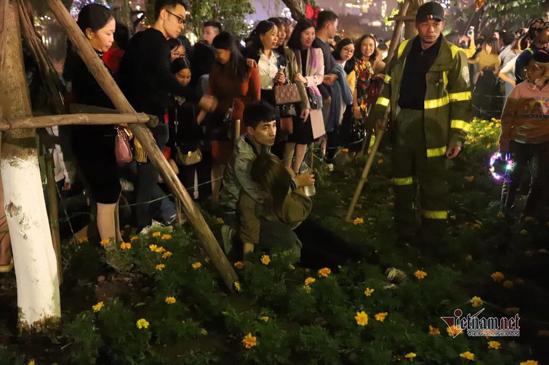 Nhiều thiếu nữ ngất xỉu bên vườn hoa Hà Nội sau khi chen lấn đón năm mới - Ảnh 10.