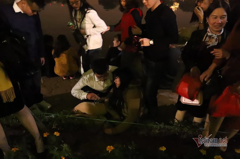 Nhiều thiếu nữ ngất xỉu bên vườn hoa Hà Nội sau khi chen lấn đón năm mới - Ảnh 11.