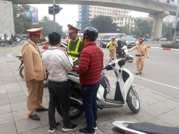 Hà Nội: Cảnh sát giao thông cùng Công an quận, huyện tập trung xử lý người điều khiển phương tiện uống bia, rượu - Ảnh 2.