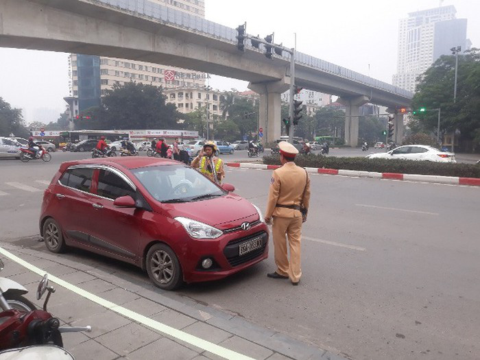 Hà Nội: Cảnh sát giao thông cùng Công an quận, huyện tập trung xử lý người điều khiển phương tiện uống bia, rượu - Ảnh 1.