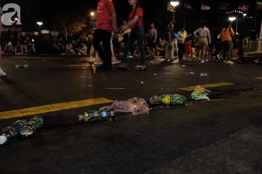 Ảnh: Phố đi bộ Nguyễn Huệ &quot;ngập rác&quot; sau màn pháo hoa sau đêm Countdown, trẻ em mệt mỏi chờ bố mẹ - Ảnh 7.