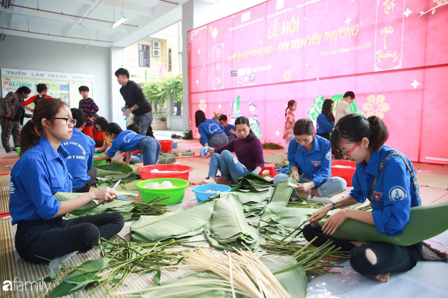 Hàng trăm người Hà Nội quây quần làm 1.000 chiếc bánh chưng đón Tết, phát hiện Hoa hậu Tiểu Vy ngồi bệt dưới đất gói bánh cực nhiệt tình - Ảnh 2.